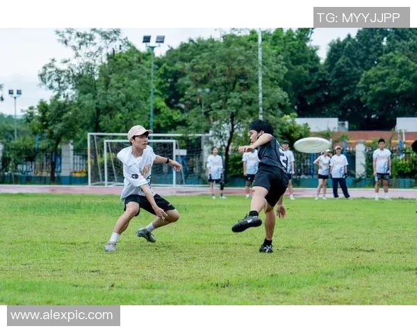 重庆飞盘队在世界攀岩锦标赛中以100分稳居积分榜首位